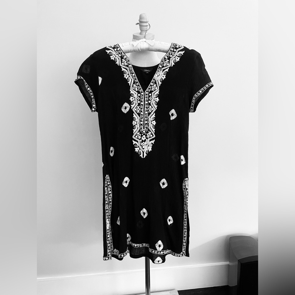 Sulu Black and White Embroidered Women's Top/Tunic